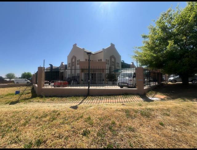 685M² WAREHOUSE FOR SALE IN LASER PARK